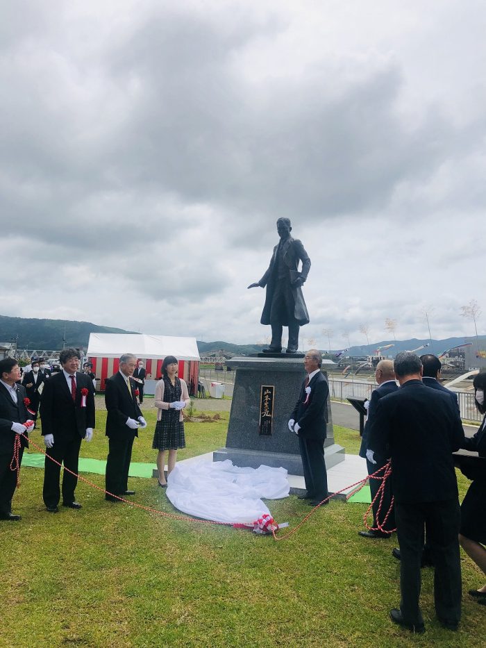 川内川の治水に努めた郷土の偉人、山本實彦像