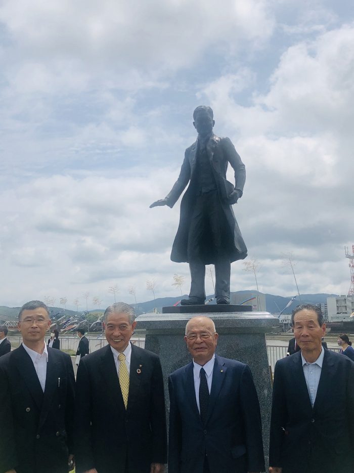 写真左より、制作者の小原氏、薩摩川内市長・岩切氏、顕彰委員会会長・山元浩義氏、同幹事長・中野氏