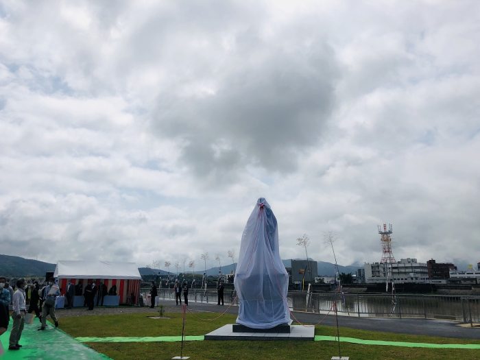 当日までベールに包まれていた實彦像