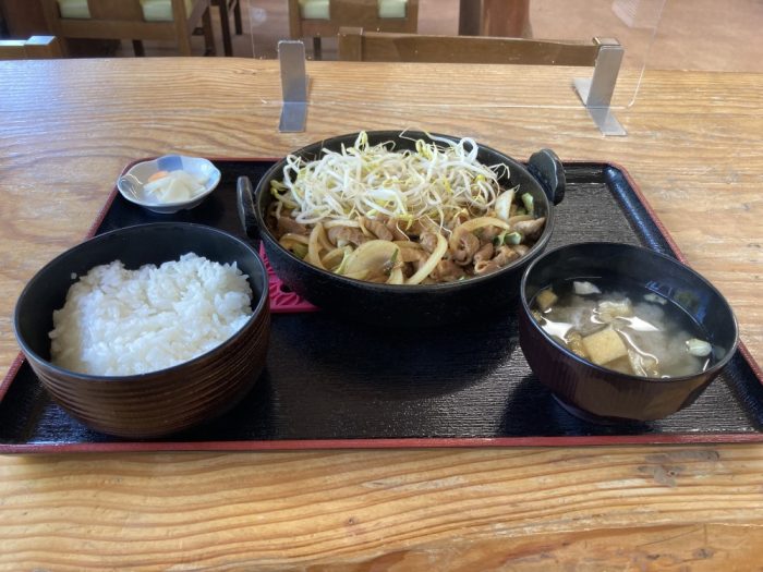 十本松ドライブインのホルモン定食