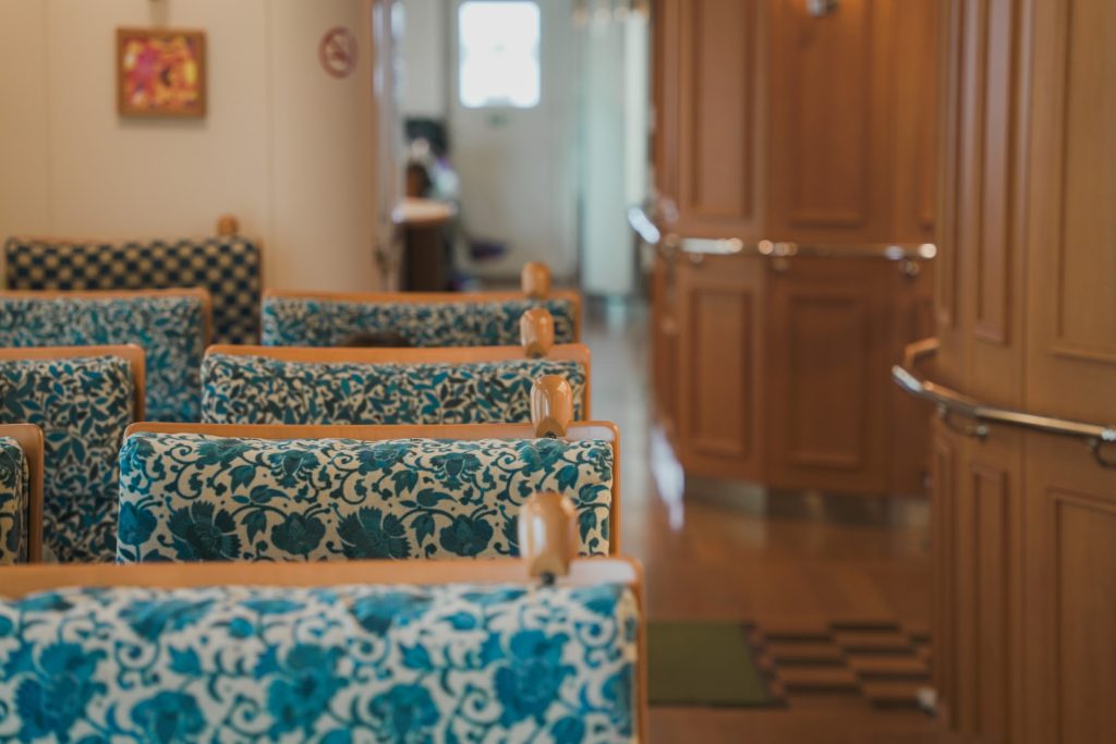 高速船甑島の花柄椅子