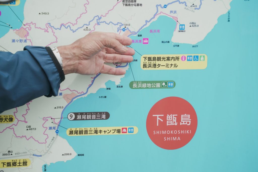 観光ガイドの石原さんとマップ