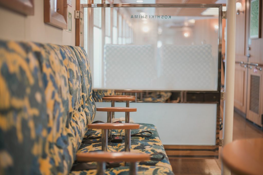 高速船甑島の花柄椅子