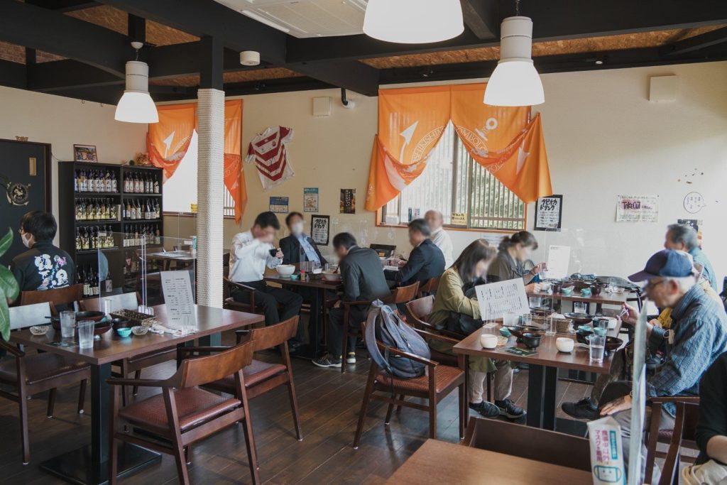 甑に東風 現在地のテーブル席