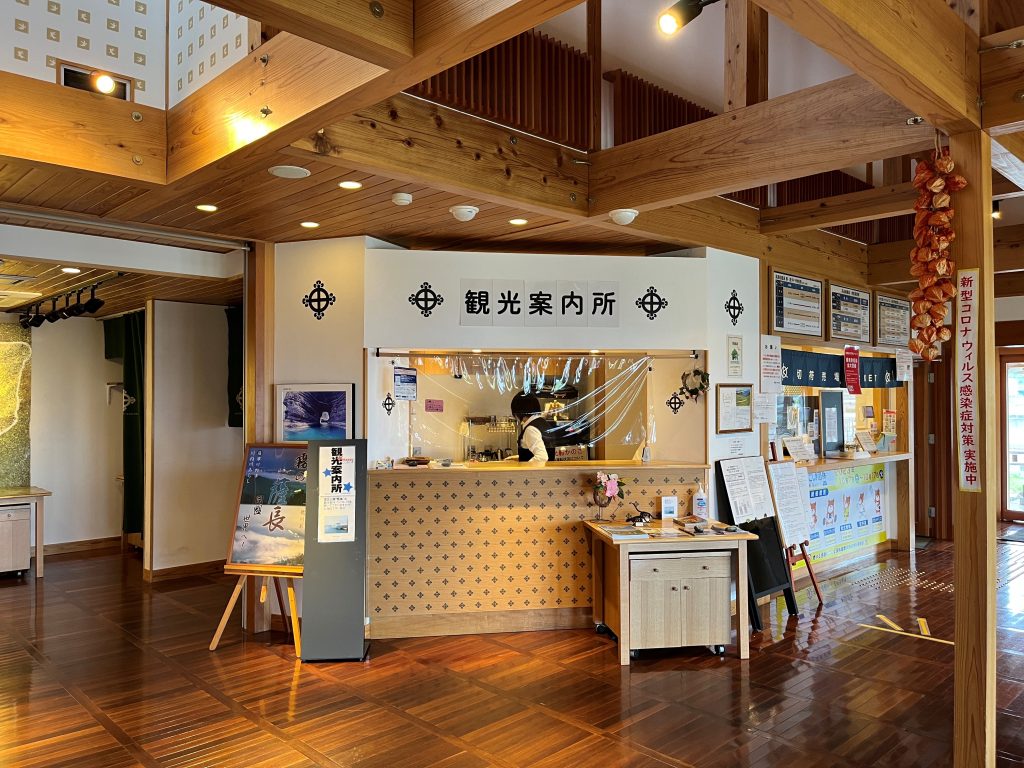 川内港ターミナル内観